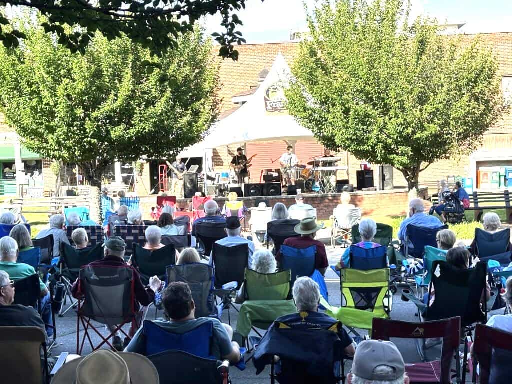 Pickin’ on the Square feels like home