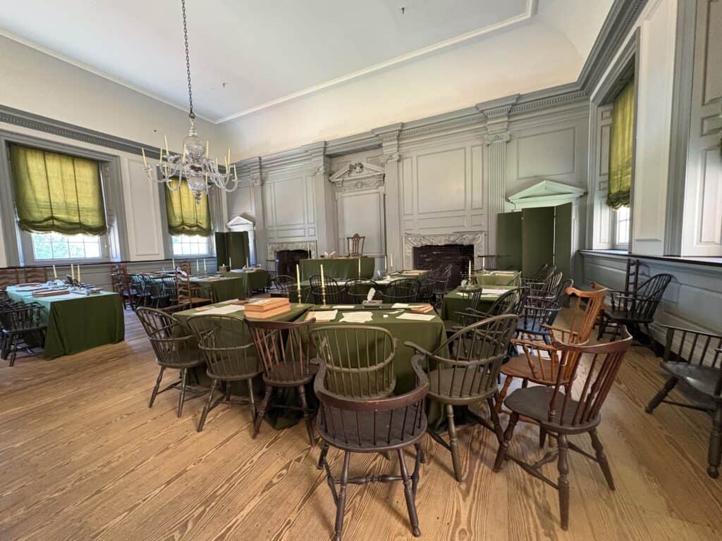 Elegant historic meeting room with vintage furniture and chandelier, perfect for events or meetings.