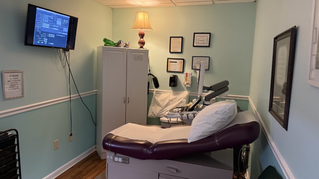 Pregnancy care room with medical equipment and a comfortable examination bed.